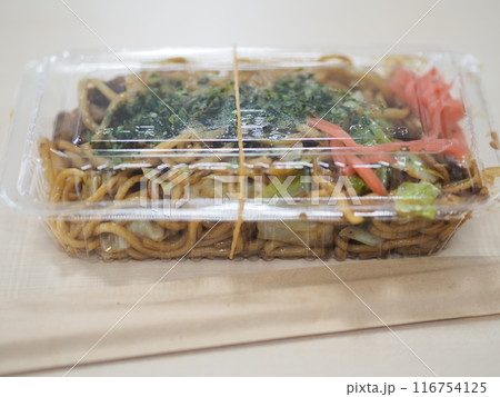 透明パックに入った焼きそば(蓋をした) 透明パックに入った焼きそば(蓋をした) 116754125