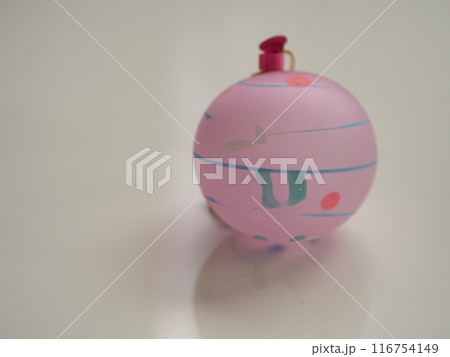 ピンクの水風船（一個・白背景） 116754149