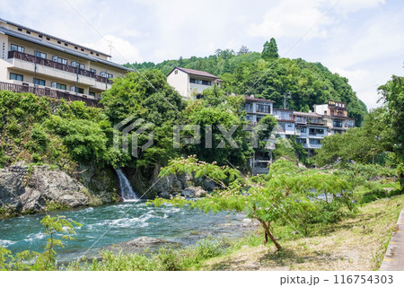 【郡上八幡】「吉田川」親水遊歩道から眺める郡上八幡の町並み 【郡上八幡】「吉田川」親水遊歩道から眺める郡上八幡の町並み 116754303