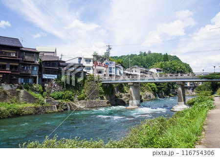 【郡上八幡】「吉田川」親水遊歩道から眺める郡上八幡の町並み 116754306
