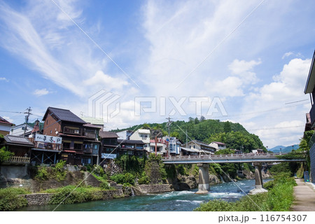 【郡上八幡】「吉田川」親水遊歩道から眺める郡上八幡の町並み 116754307