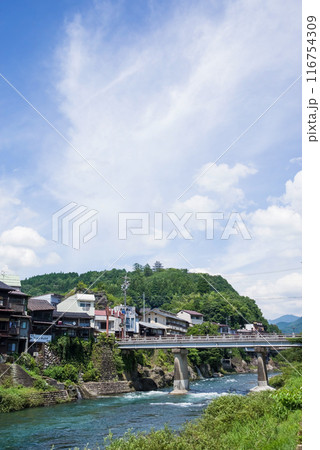 【郡上八幡】「吉田川」親水遊歩道から眺める郡上八幡の町並み 116754309