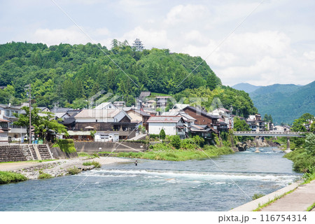 【郡上八幡】「吉田川」親水遊歩道から眺める郡上八幡の町並み 【郡上八幡】「吉田川」親水遊歩道から眺める郡上八幡の町並み 116754314