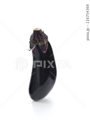 白背景の新鮮なナス 116754369