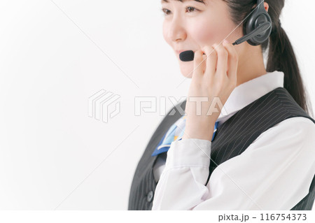 ヘッドセットをつけた事務服の女性 116754373