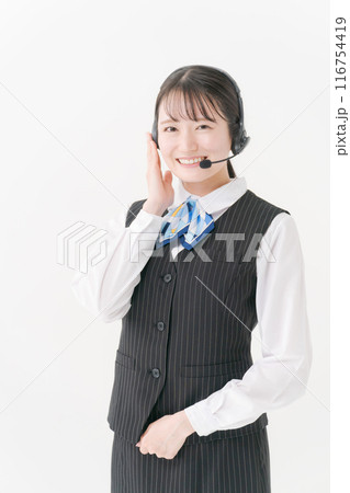 ヘッドセットをつけた事務服の女性 116754419
