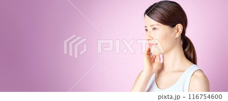 肌の状態を確かめる女性とピンク色の背景 肌の状態を確かめる女性とピンク色の背景 116754600