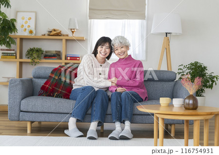カメラ目線で笑顔のシニア女性と若い女性 カメラ目線で笑顔のシニア女性と若い女性 116754931