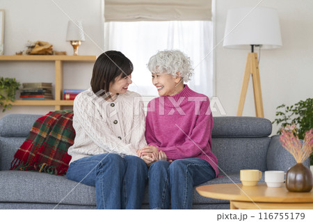 笑顔のシニア女性と若い女性 笑顔のシニア女性と若い女性 116755179