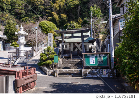 浦賀三浦稲荷神社の全景 116755181