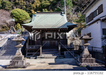 浦賀三浦稲荷神社の全景 116755182