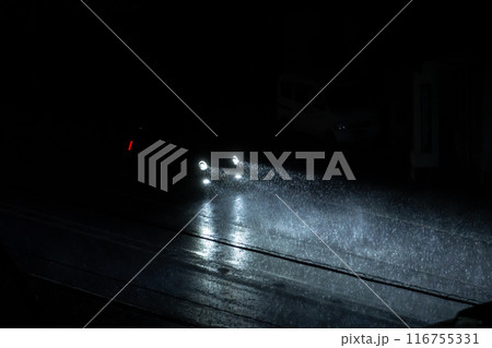 豪雨の夜の視界の悪い道を走る自動車 a-1 豪雨の夜の視界の悪い道を走る自動車 a-1 116755331