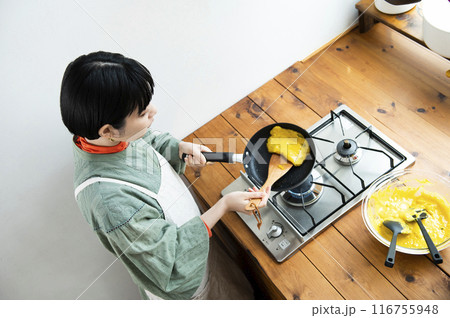 キッチンでパンケーキを作る女性 116755948