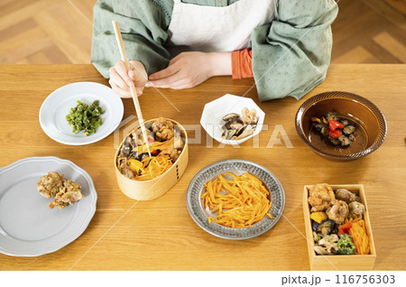 お弁当を作る若い女性 手元 顔無し お弁当を作る若い女性 手元 顔無し 116756303