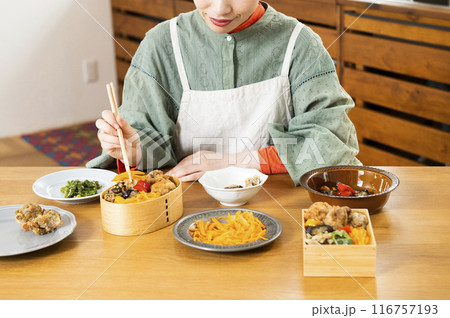 お弁当を作る若い女性　手元　顔無し 116757193