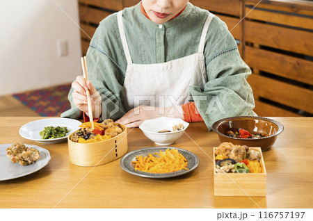 お弁当を作る若い女性　手元　顔無し 116757197