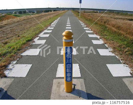 収納可能な堤防道路の利根川自転車道路 ポール標識(2010.11.27) サイクリングロード案内 西 収納可能な堤防道路の利根川自転車道路 ポール標識(2010.11.27) サイクリングロード案内 西 116757516