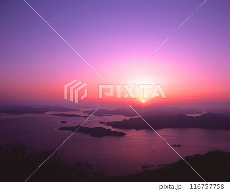 竜王山山頂展望台より初日の出としまなみ海道(西瀬戸自動車道)(瀬戸内海随一の多島美の大パノラマ) 竜王山山頂展望台より初日の出としまなみ海道(西瀬戸自動車道)(瀬戸内海随一の多島美の大パノラマ) 116757758