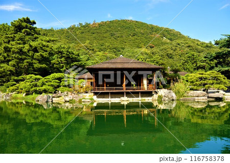 栗林公園の掬月亭の初莚観から掬月を見る 栗林公園の掬月亭の初莚観から掬月を見る 116758378