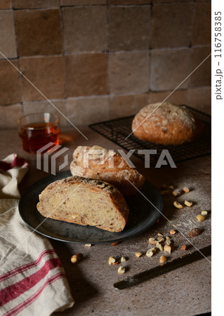 キッチンにあるパンと飲み物 116758385