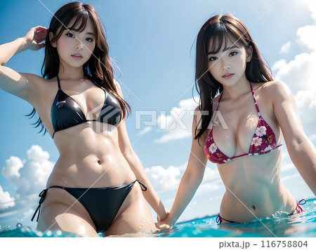 友達と2人で遊泳している女性を海水面から撮ったポートレート 116758804