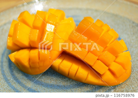 夏の沖縄の風物詩　完熟マンゴー 116758976