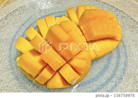 夏の沖縄の風物詩　完熟マンゴー 116758978