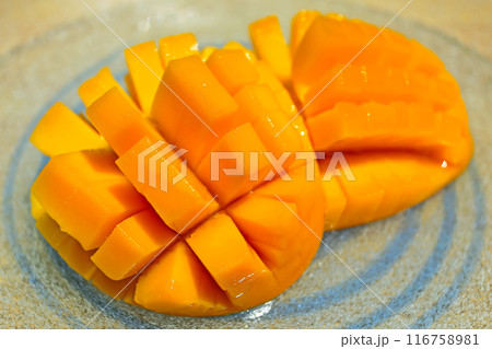 夏の沖縄の風物詩 完熟マンゴー 夏の沖縄の風物詩 完熟マンゴー 116758981