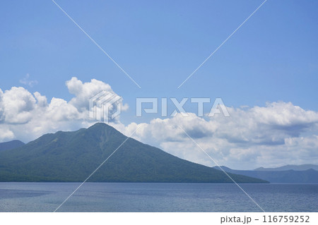夏の支笏湖と風不死岳 116759252
