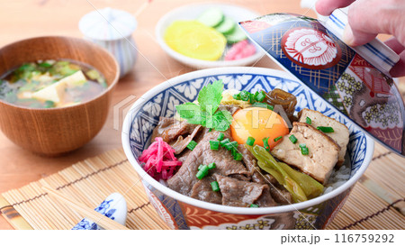 すき焼き丼 116759292