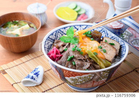 すき焼き丼 116759306