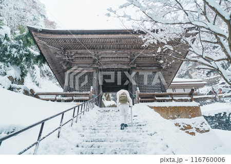 Woman tourist sightseeing Yamadera temple with snow in winter, traveler travel Risshakuji temple in Yamagata City, in Yamagata Prefecture, Tohuku, Japan. Landmark for tourists attraction in Japan 116760006