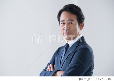 腕組みをするハンサムな50代の経営者のようなビジネスマン 116760040