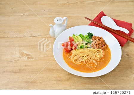夏におすすめ、冷やし担々麺。ひやしタンタン麺、冷やし担担麺。冷たい麺料理。 夏におすすめ、冷やし担々麺。ひやしタンタン麺、冷やし担担麺。冷たい麺料理。 116760271