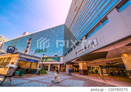 日本の横浜都市景観 朝の相鉄横浜駅や横浜市営地下鉄ブルーライン横浜駅出入口などを望む＝7月22日 116760573