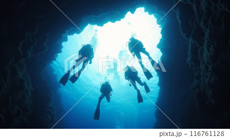 海底に潜る潜水士 116761128