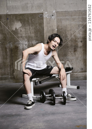 ジムでトレーニングをする若い男性 116761682