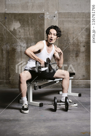 ジムでトレーニングをする若い男性 116761766