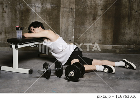ジムでトレーニングをする若い男性 116762016
