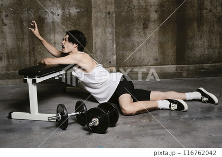 ジムでトレーニングをする若い男性 ジムでトレーニングをする若い男性 116762042
