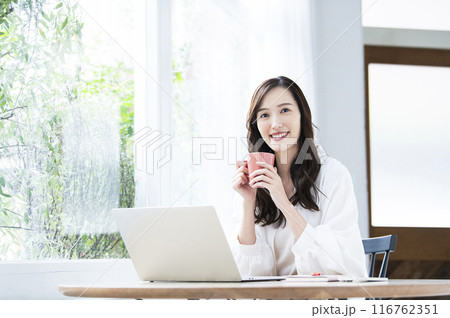 カフェでテレワークをする若い女性 116762351