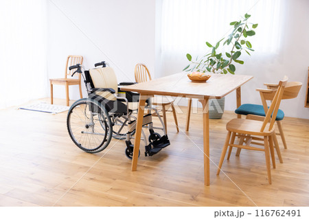 インテリア リビングに置かれた車椅子 インテリア リビングに置かれた車椅子 116762491