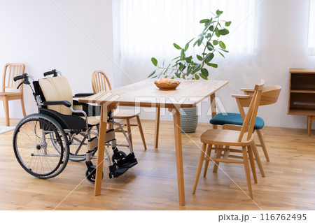 インテリア　リビングに置かれた車椅子 116762495