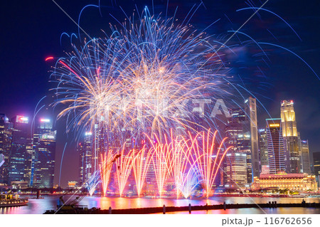 シンガポール　マリーナベイに浮かぶ独立記念を祝う花火 116762656