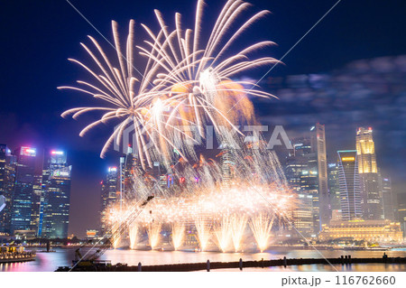 シンガポール　マリーナベイに浮かぶ独立記念を祝う花火 116762660