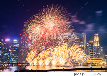 シンガポール　マリーナベイに浮かぶ独立記念を祝う花火 116762662
