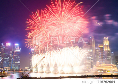 シンガポール　マリーナベイに浮かぶ独立記念を祝う花火 116762664
