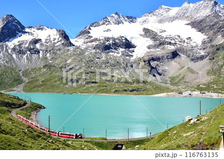 ベルニナ線の列車からは氷河が見えます。これはカンブレナ氷河 116763135