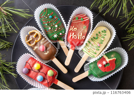 Christmas dessert. Sweet food. Cheesecake ice cream. Treat in winter. Candy Gingerbread cookies. 116763406