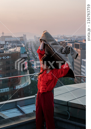 夕焼けを眺める女性 116763759